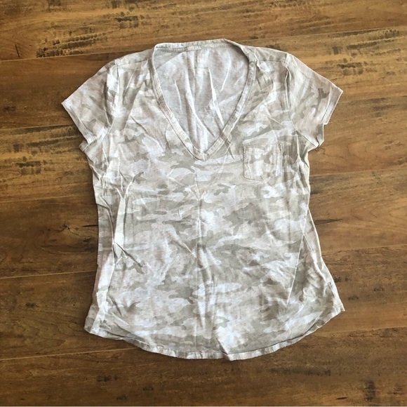 GAP Short Sleeve Light Grey Camo Vintage V-Neck - Picture 2 of 4